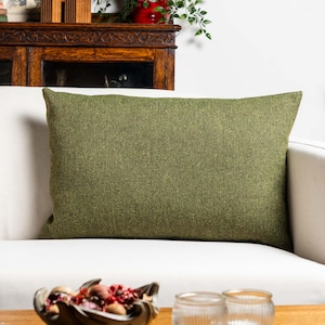 Klassisk fiskbensmönstrad tweed XL rektangulär kudde i vintagegrönt. Traditionell brittisk racinggrön design. XL kuddfodral i 63x33 cm