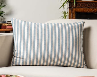 Coussin rectangulaire Seaside Stripe Canvas XL en bleu marine et rouge classique. Chaise longue verticale traditionnelle. Housse de coussin XL, 23 x 15 po.