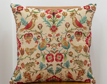 Coussin de tapisserie Morris de style traditionnel. Oiseaux et fleurs traînantes. Taie d'oreiller carrée de 43 cm. Style victorien vintage.