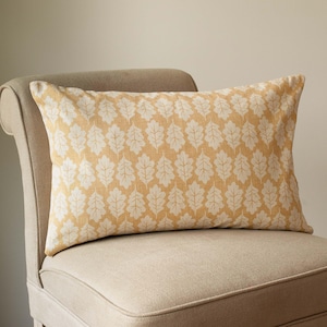 Cuscino rettangolare XL Autumn Leaf in giallo sole. Stile shabby chic ispirato all'estate, 100% cotone sostenibile, double face. Fodera 23"x15"