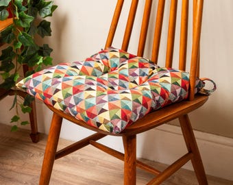 Driehoek harlekijn geometrisch tapijt gewatteerd zitkussen. Modern veelkleurig luxe stoelkussen met stropdassen. Diep gevuld en zacht. 16 x 16 x 3 inch