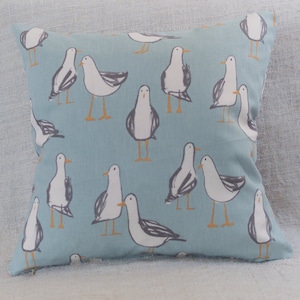Cuscino Nautical Seagull Double Sided. Federa decorativa da 17" x 17" con uccelli blu uovo d'anatra. Design nautico da spiaggia e mare.