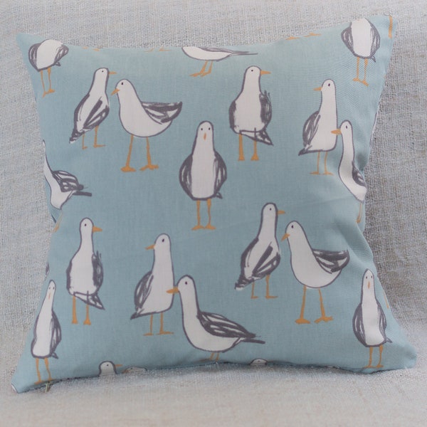 Coussin double face mouette nautique. Taie d'oreiller décorative à disperser 17 x 17 po. Oeuf de canard, oiseaux bleus. Conception nautique de plage marine en bord de mer.