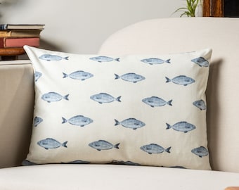 Cuscino boudoir con stampa Shoal Fish. Stampa di pesci su piccola scala blu nautico su tessuto di cotone 100%. Fodera per cuscino 17x12 pollici