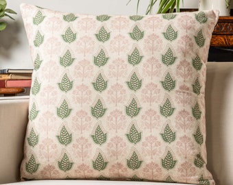 Coussin extra-large à motif campagne des Cotswolds. Motif botanique géométrique vert et rose à fleurs et feuilles Cottagecore. Housse de coussin XL 23 x 23 po.