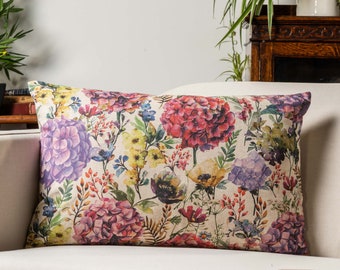 Coussin rectangulaire prés en mélange de lin aquarelle XL. Jardin floral multicolore peint à la main en rose, violet et vert. 23 x 15 po.