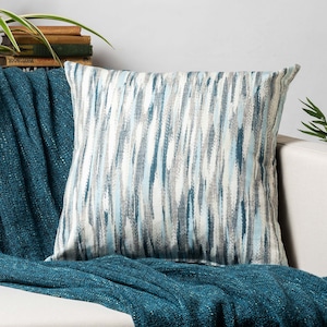 Housse de coussin pour éclaboussures de peinture abstraite. 100 % coton, double face. Des bleus marins et des blancs éclatants. Carré de 17 x 17 po.
