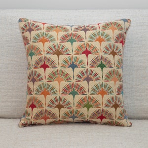 Veelkleurig retro kussen met paardenbloemtapijt. Dubbelzijdig. Vierkant 17 x 17 inch (43 cm). Zware stof. Geometrisch bloemdessin.