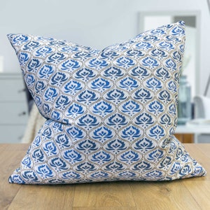 Tamil Batik Extragroßes Kissen. Indigo Blau Indonesisch inspiriertes geometrisches Blumen Emblem Design. Umweltfreundliche Baumwolle & Samt, 23x23 &quot;XL