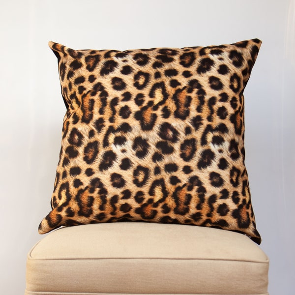 Coussin extra-large en velours à pois léopard. Grand félin moderne et exotique en orange foncé et noir. Tissu velours super doux. Coussin XL 23 x 23 po.