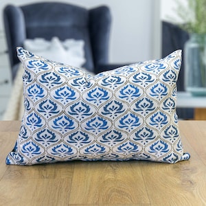 Tamil Batik Boudoir Kissen. Indigo Blau Indonesisch inspiriertes geometrisches Blumen Emblem Design. Umweltfreundliche Baumwolle & Samt, 43,5x31cm