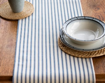 Chemin de table à rayures en coton nautique en bleu marine. Fabriqué à partir de 100 % coton. Décoration de table de dîner. Disponible en deux tailles.