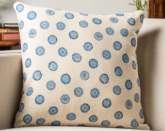 Coussin en lin mélangé à imprimé floral bleu bleuet. Motif floral sur bois en bleu et blanc. Housse de coussin carrée 17 x 17 po.