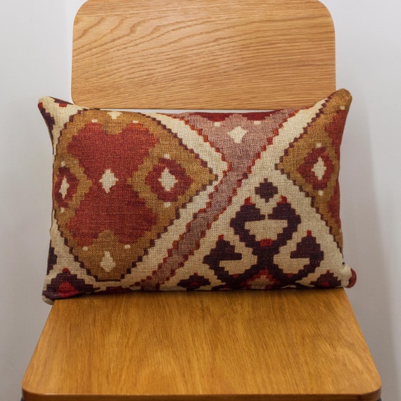 Cuscino Boudoir stampato in stile turco Kilim in terracotta. Cuscino  rettangolare da 17x12 pollici. Morbido tessuto in misto lino naturale,  color ruggine. -  Italia