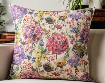 Coussin en mélange de lin aquarelle prairie. Jardin floral multicolore peint à la main en roses, violets et verts. Housse de 17 x 17 po²