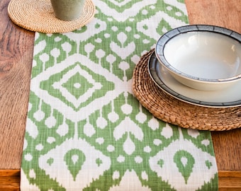 Chemin de table marocain imprimé kilim en vert forêt. Fabriqué à partir de 100 % coton. Décoration de table pour dîner. Disponible en deux tailles.