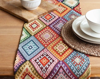 Chemin de table kilim turc multicolore. Décoration de tapisserie géométrique. Disponible en deux tailles.