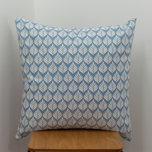 Cuscino minimalista Scandi Extra Large a forma di foglia. Cuscino quadrato bifacciale da 23" (58 cm). 100% cotone. Blu denim fiordaliso. Stile scandinavo.