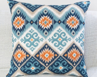 Cuscino extra large stampato in stile Kilim Navajo. Motivo geometrico astratto nei toni del verde acqua, blu e arancione. Quadrato da 58 cm x 58 cm, 100% cotone.