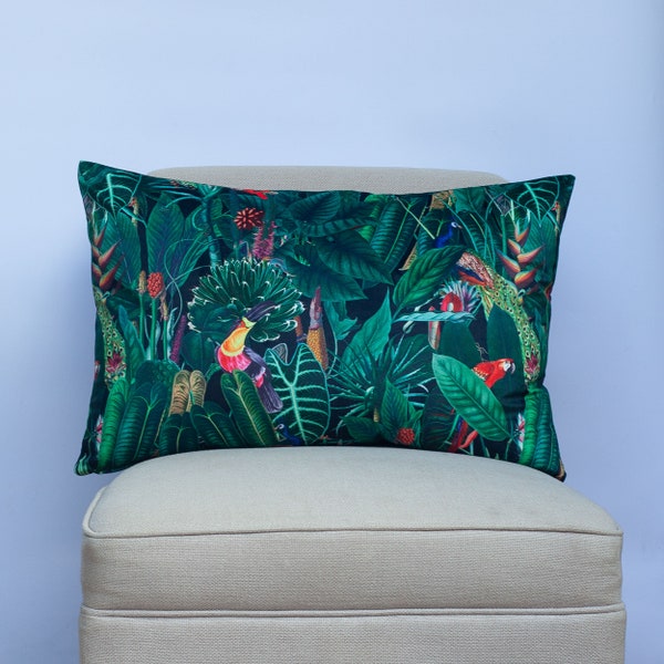 Lima Jungle Birds Samt XL Rechteckiges Kissen. Tropische Pfauen & grüner Regenwald. Mit einem schlichten schwarzen Samt gesichert. 60x40cm XL