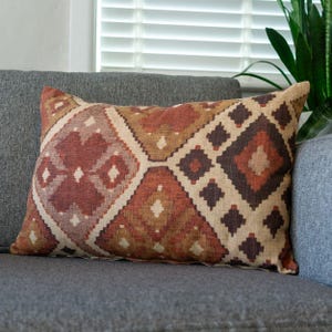 Almofada retangular tamanho XL com estampa Kilim turco em terracota. Dupla face. 58 x 38 cm (23 x 15 polegadas). Tecido macio em mistura de linho natural na cor ferrugem.