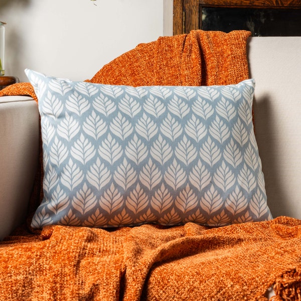 Coussin boudoir scandinave minimaliste en forme de feuille. 100 % coton. Design floral botanique scandinave bleu bleuet. Couverture rectangulaire de 17 x 12 po.