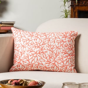 Copricuscino Coral Reef Boudoir. Stampa ispirata alla botanica e alla nautica in arancione brillante e bianco acquamarina. Rettangolo 17x12"