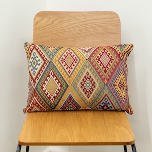 Coussin boudoir traditionnel de style kilim. Rectangle 17 x 12 po. Tapisserie géométrique tissée vintage classique en losanges de style turc.