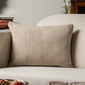 Cuscino boudoir in misto lana e lino a spina di pesce in marrone latte. Tessuto tradizionale effetto lana misto lino. Copertura rettangolare 17x12 pollici