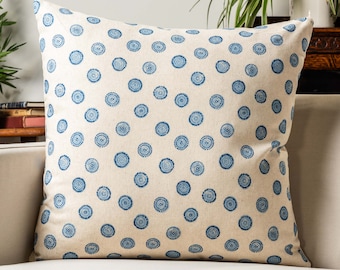 Coussin extra-large en lin mélangé à imprimé fleuri bleu bleuet. Motif floral sur bois en bleu et blanc. Housse de coussin XL 23 x 23 po.