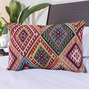 Traditionell turkisk kudde i kelimstil. Rektangulärt boudoir-örngott i 43 x 30 cm. Kraftig klädsel i vävt kelimtyg med diamantmönster.