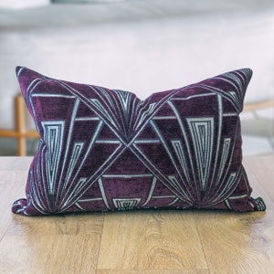 Almofada Boudoir Geométrica Art Déco. Design Vintage Roxo Escuro e Prateado. Veludo Chenille Luxuoso. Capa de Almofada Retangular de 43 x 30 cm.