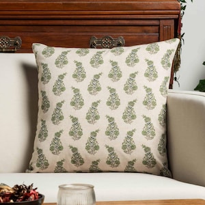 Housse de coussin carrée Willowmere Sprig, vert sauge. Motif à rayures botaniques. 43 x 43 cm.