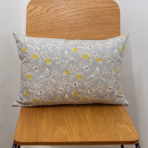Cuscino da boudoir rettangolare Dainty Songbird grigio e giallo ocra. Custodia quadrata da 17" x 12". Fatto a mano. Design in stile vintage contemporaneo.