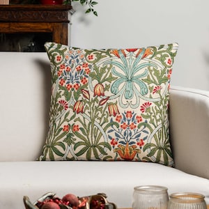 Coussin tapisserie William Morris Woodland Weeds. Emblèmes floraux Millefleur et design botanique. Housse de coussin carrée 17 x 17 po.