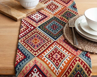 Chemin de table turc Kilim. Décoration de table de tapisserie de style ethnique géométrique abstrait. Disponible en deux tailles.