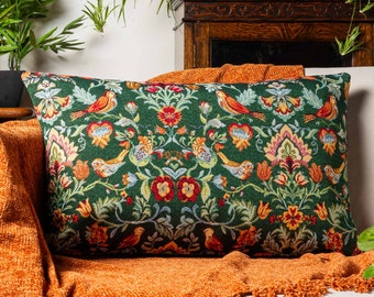Coussin rectangulaire Morris Tapestry XL de style traditionnel. Oiseaux victoriens vintage et motif floral traînant en vert mousse. Couverture de 23 x 15 po.