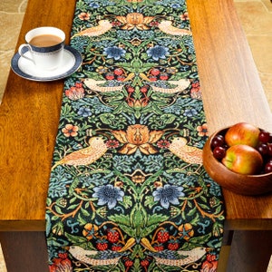 Caminho de Mesa William Morris Strawberry Thief em Tapeçaria Preta. Estilo Botânico Clássico de Artes e Ofícios. Disponível em dois tamanhos.