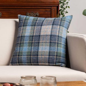 Cuscino Lockwood Luxury Wool Check. Fantasia tartan Heritage Blue Denim. 100% lana britannica. Fodera per cuscino quadrata 43x43 cm.