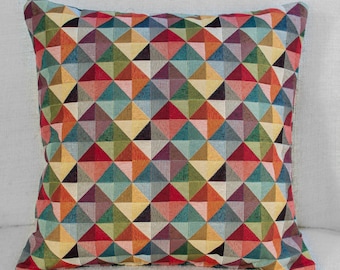 Coussin double face tapisserie géométrique. Motif Arlequin Triangle Multicolore Rouge Bleu Vert Jaune. Carré de 17 x 17 po. Tissu style kilim