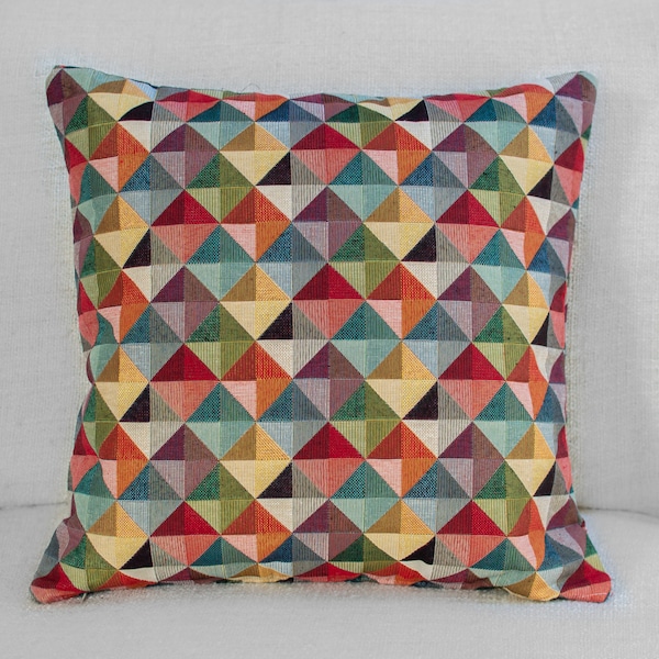 Cojín de doble cara con tapiz geométrico. Patrón de arlequín triangular amarillo, verde, azul, rojo multicolor. Cuadrado de 17"x17". Tela estilo kilim