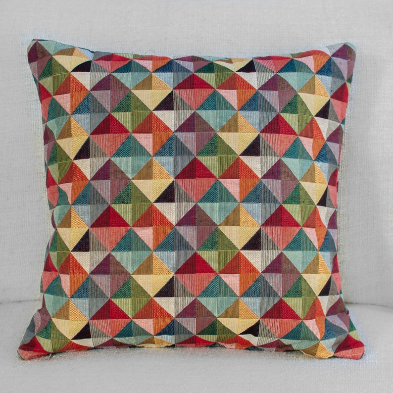 Dwustronna poduszka z gobelinem geometrycznym. Wielobarwny czerwony niebieski zielony żółty trójkątny wzór arlekina. Kwadrat 17 x 17. Tkanina w stylu Kilim zdjęcie 1