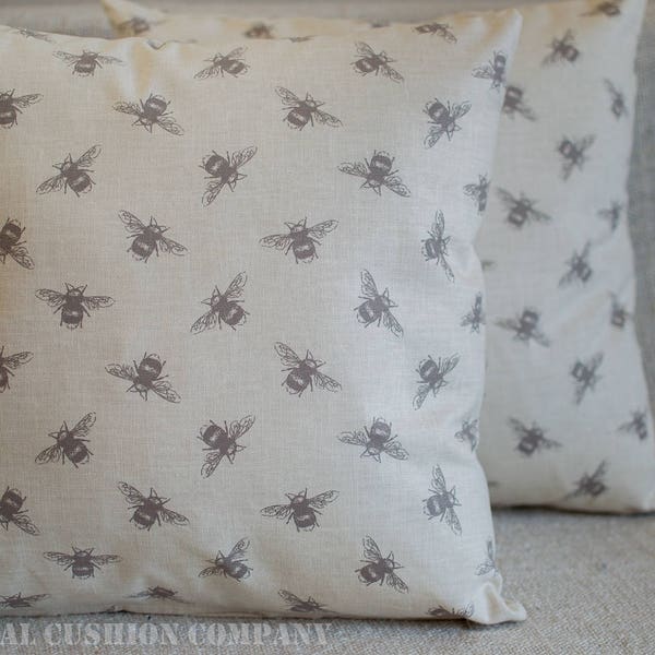 Hummel Kissen. 17 "x 17" Vintage Stil Kissenbezug mit Buzzy Bee Druck auf einem Leinen Stil Hintergrund. Handarbeit, 100% Baumwolle.