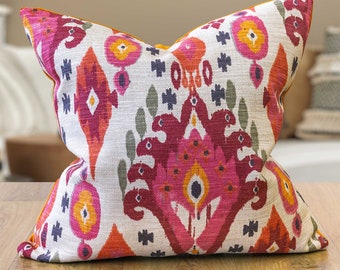 Cuscino Ikat in misto lino pesante in rosa brillante e arancione. Design geometrico di ispirazione marocchina, sostenuto da un velluto super morbido. 17x17"