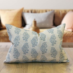 Fodera per cuscino boudoir in misto lino Hidcote in blu uovo d'anatra. Copertina con emblemi floreali vintage su copertina in misto lino. Copertura rettangolare 17x12 pollici