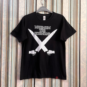 Puede incluir: Camiseta negra con un gráfico blanco de dos cuchillos cruzados y el texto "MAXIMUM THE HORMONE".