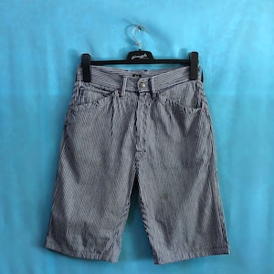 Könnte beinhalten: Blaue und weiße gestreifte Shorts mit einem schwarzen Kleiderbügel. Die Shorts haben einen Reißverschluss und einen Knopfverschluss.