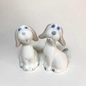 Salero y pimentero vintage de porcelana con forma de perro: salero y pimentero de cachorro, figura de perro, salero y pimentero, perro kitsch, perro blanco, ojos azules