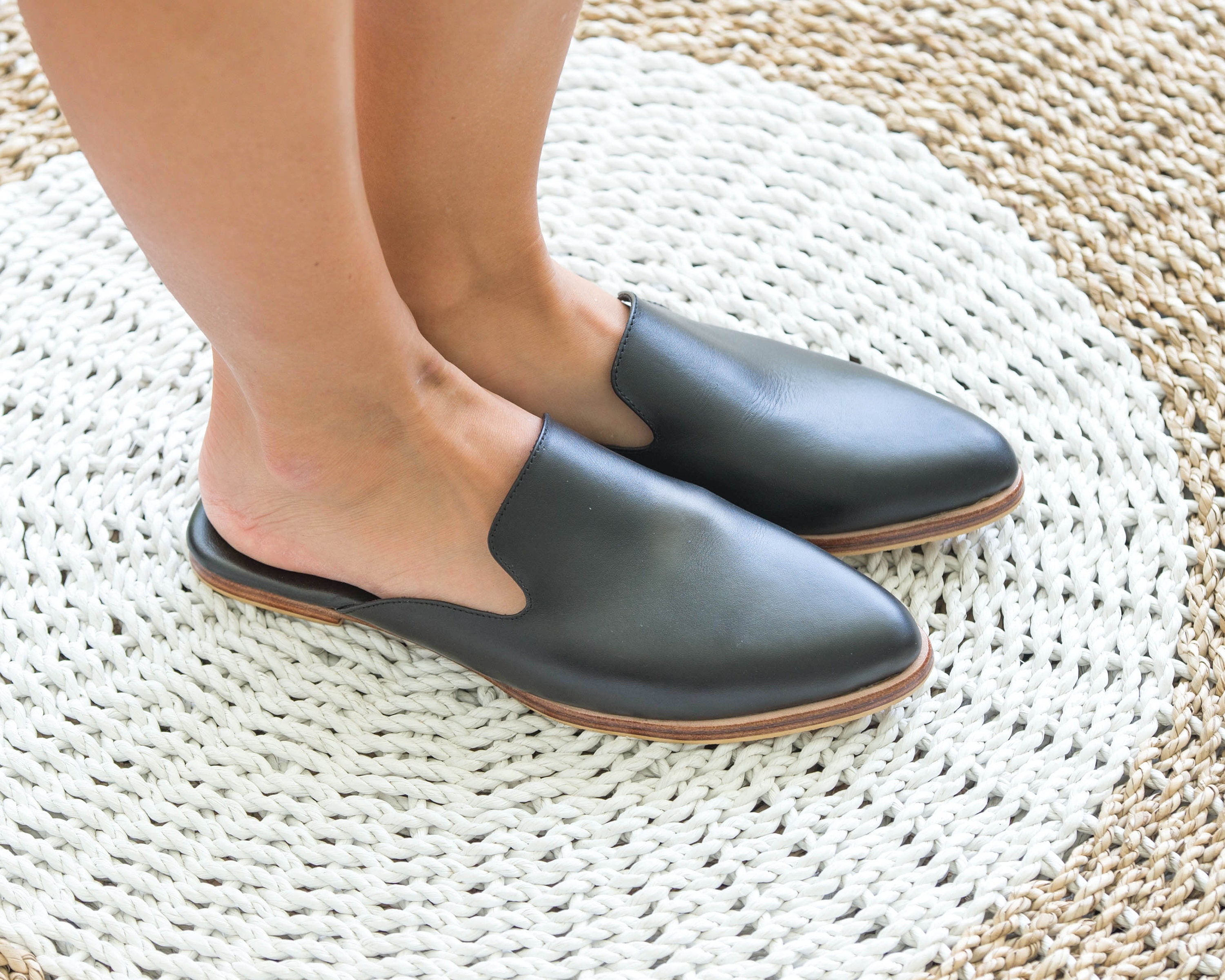 frame le aspen leather mules