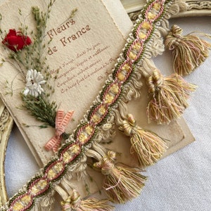 Galon passementerie vintage avec frange / gland pompon, français, vendu au metre, 18 mètres disponible, sieges, rideaux, beige rose vert